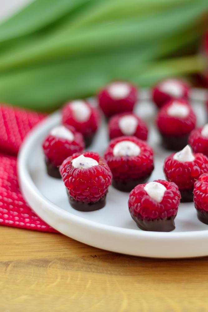 Rezeptbild: Himbeerpralinen mit Schokolade & Frischkäsefüllung