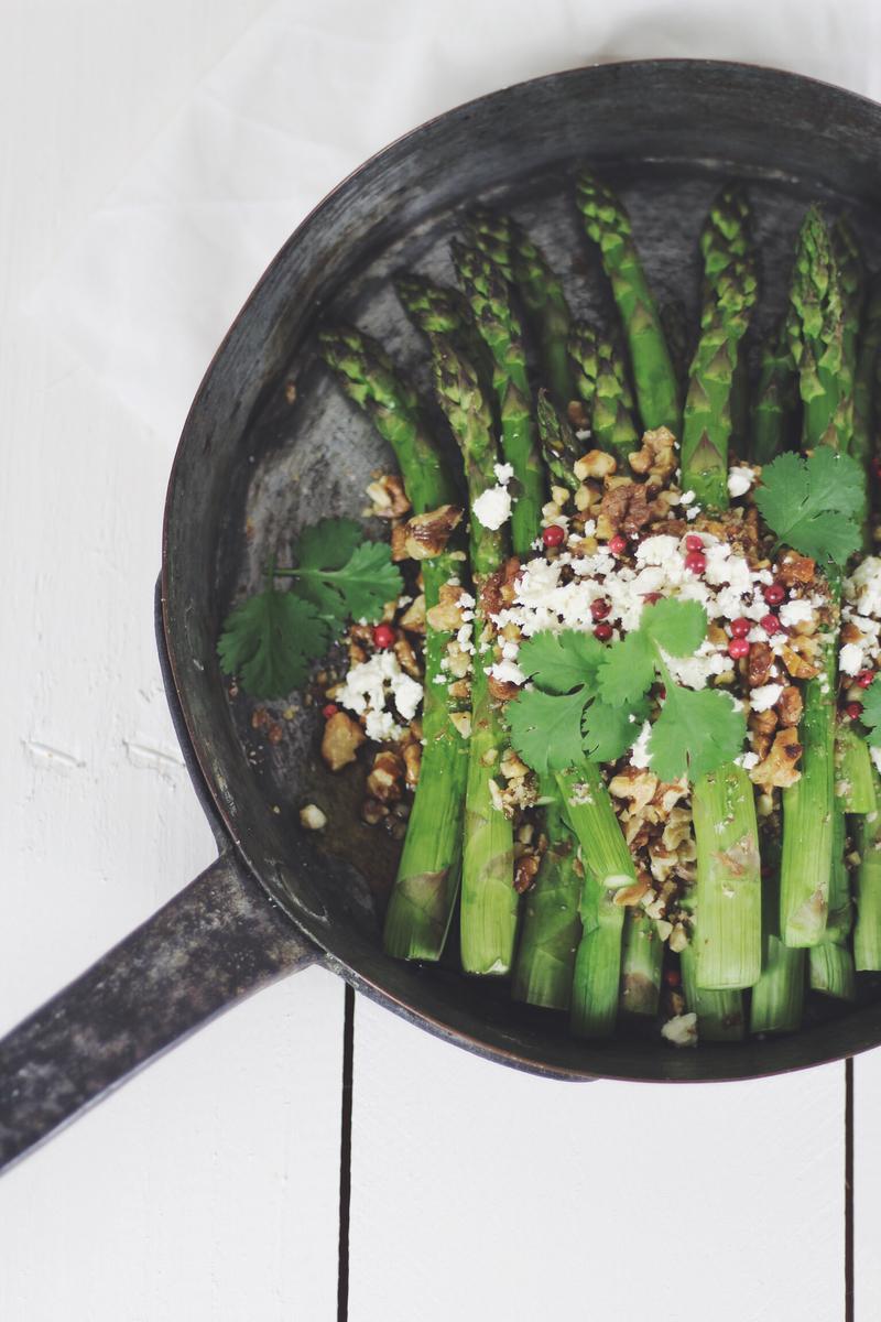 Rezeptbild: Grüne Spargeln mit Baumnüssen und Feta