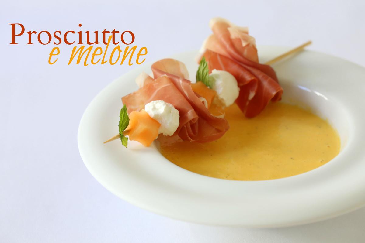 Rezeptbild: Gazpacho di melone con spiedino di San Daniele e caprino