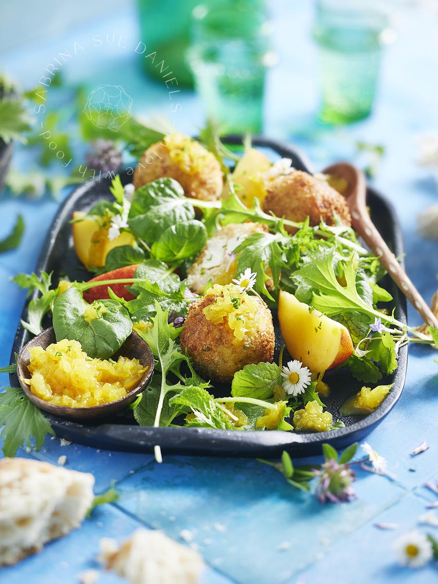 Rezeptbild: BLUMENKOHL-COUSCOUS BRATLINGEN, ASIATISCHEM SALAT & ZWIEBELCHUTNEY