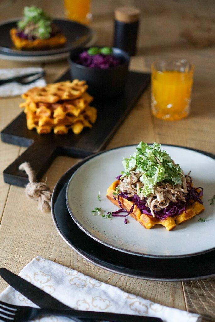 Rezeptbild: Pulled Turkey auf Süßkartoffelwaffeln