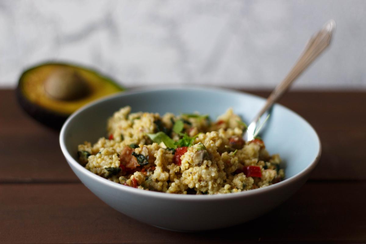 Rezeptbild: Mediterraner Hirsesalat mit Avocado, getrockneten Tomaten und Kräutern