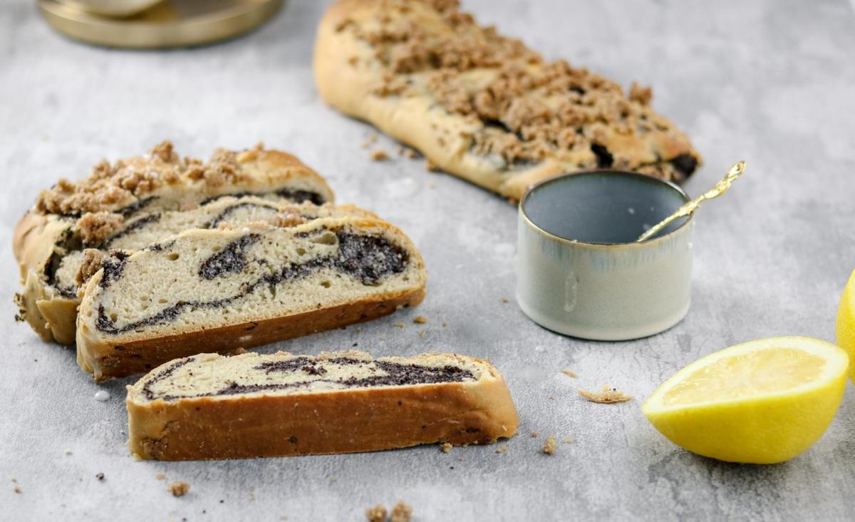 Rezeptbild: Hefe-Mohn Schnitten mit Streuseln // vegan 
