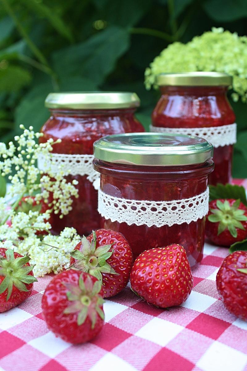 Rezeptbild: Erdbeermarmelade mit Holunderblüten