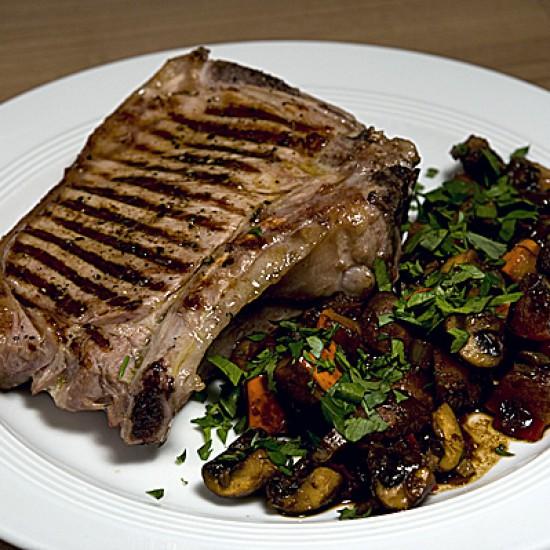 Rezeptbild: Marinierte Kalbskoteletts mit Kürbis-Pilz-Gemüse