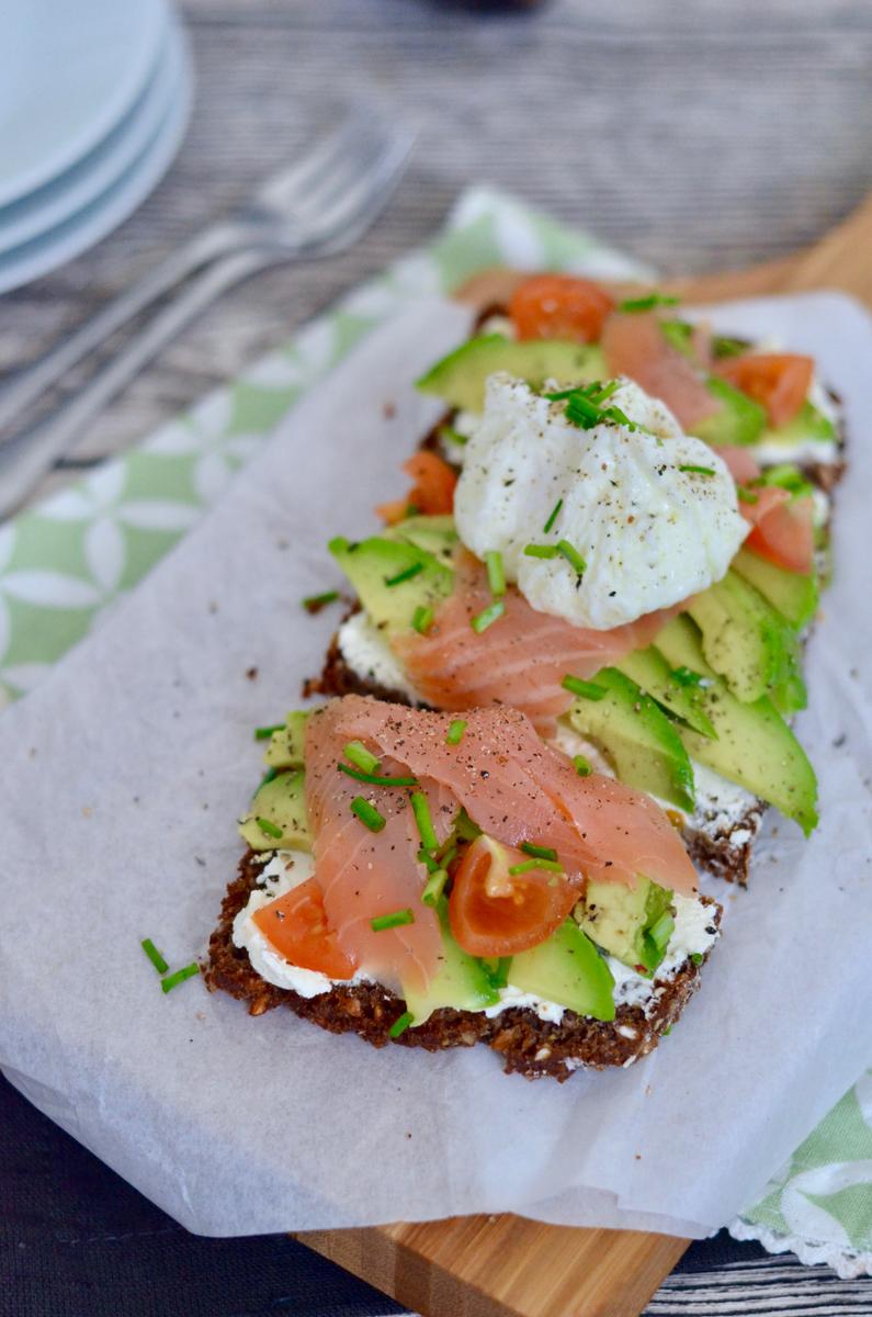 Rezeptbild: Avocado-Lachs-Stulle mit pochiertem Ei
