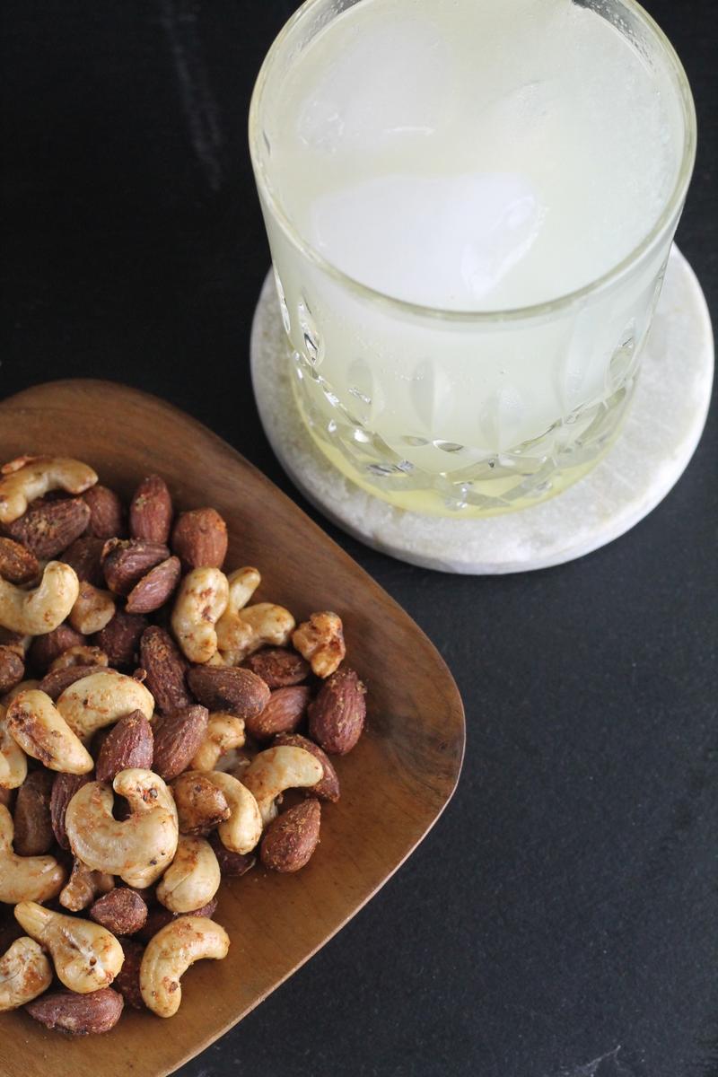 Rezeptbild: Holunderblüten-Gin Fizz mit spicy Snacknüssen