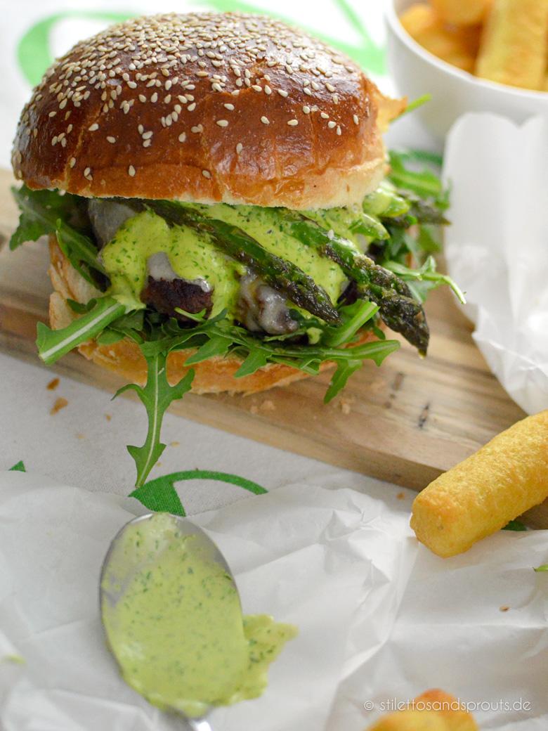 Rezeptbild: Bärlauch Burger mit grünem Spargel und Bärlauch-Hollandaise