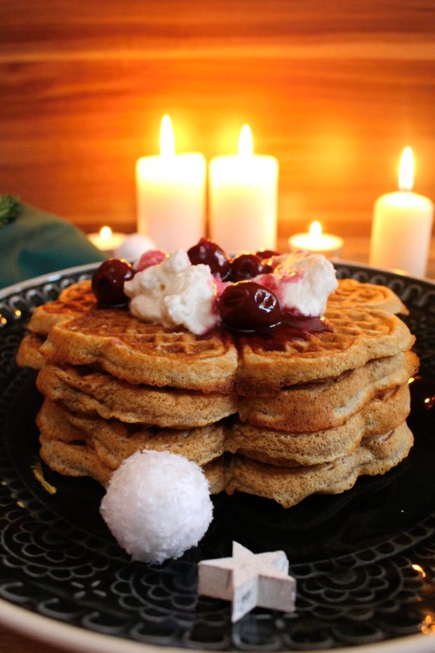 Rezeptbild: Lebkuchenwaffeln mit Gewürzkirschen und Zimtsahne