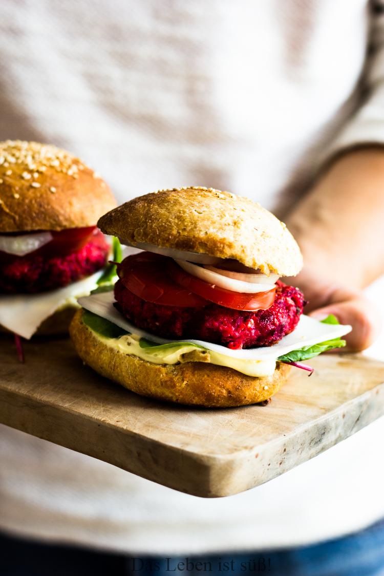 Rezeptbild: Rote-Beete-Burger mit Honig-Senf-Sauce und selbstgemachten Burgerbuns