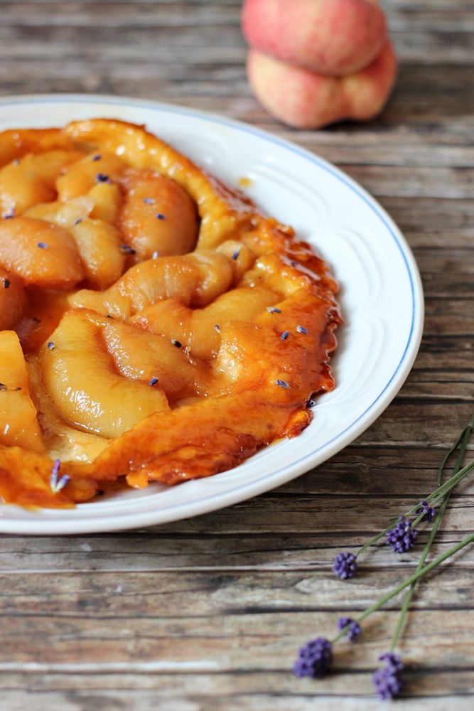 Rezeptbild: Tarte Tatin mit Wildpfirsichen und Lavendel