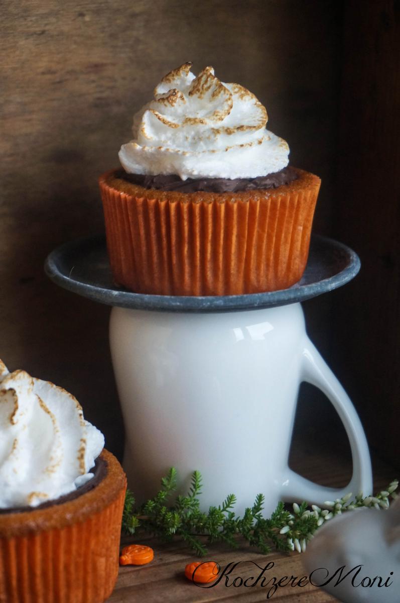 Rezeptbild: Kürbis Kardamom Cupcakes mit Schaumkusskrönchen
