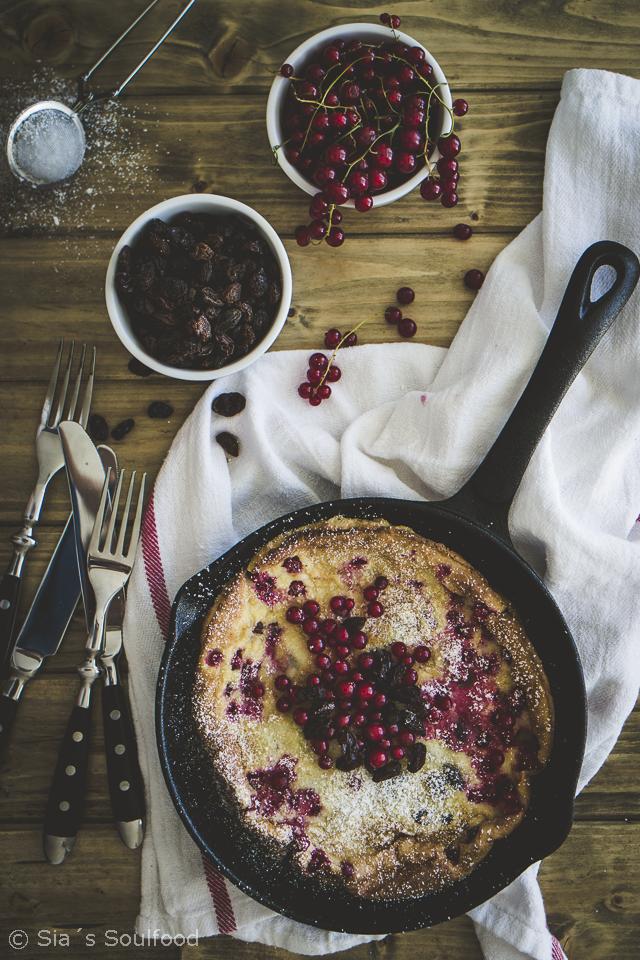 Rezeptbild: Dutch Baby mit Johannisbeeren und Rosinen