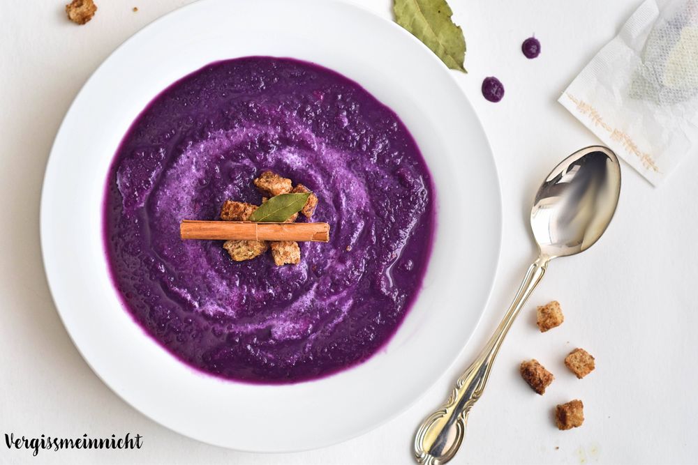 Rezeptbild: Rotkohlsuppe mit Zimtcroutons