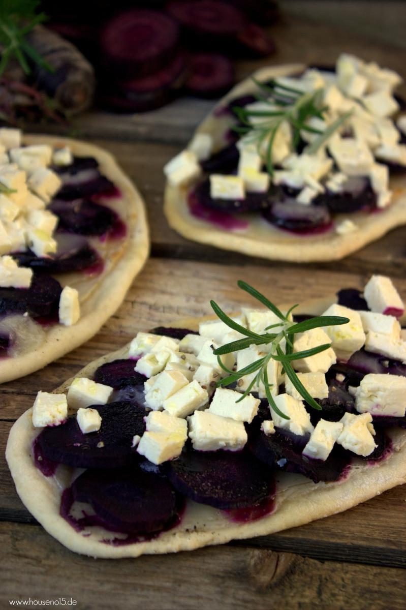 Rezeptbild: Violetter Möhren-Flammkuchen