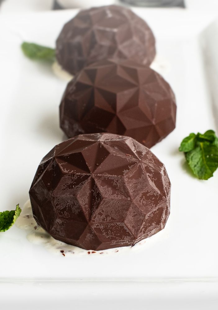 Rezeptbild: Cremiges Eierlikör-Eis unter knackiger Schokohaube