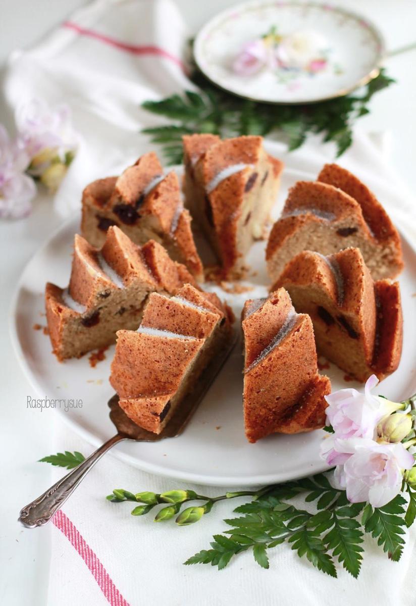 Rezeptbild: Apfelmuskuchen mit Kirschen und Mandeln