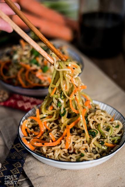 Rezeptbild: Asiatischer Sesam-Nudelsalat mit Gurke und Möhre