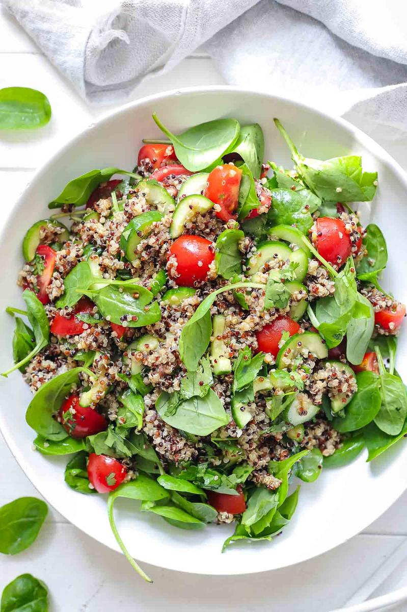 Rezeptbild: Quinoa-Salat mit Tomaten, Gurke und Spinat
