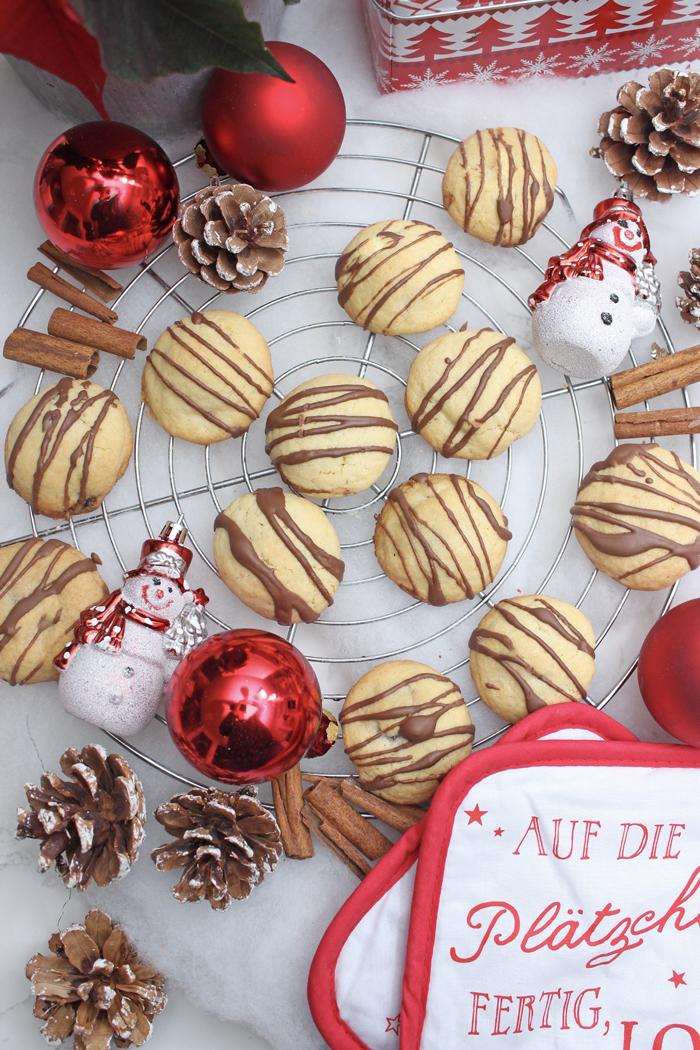 Rezeptbild: Leckere Plätzchen mit Milka feine Kugeln als Füllung zur Weihnachtszeit