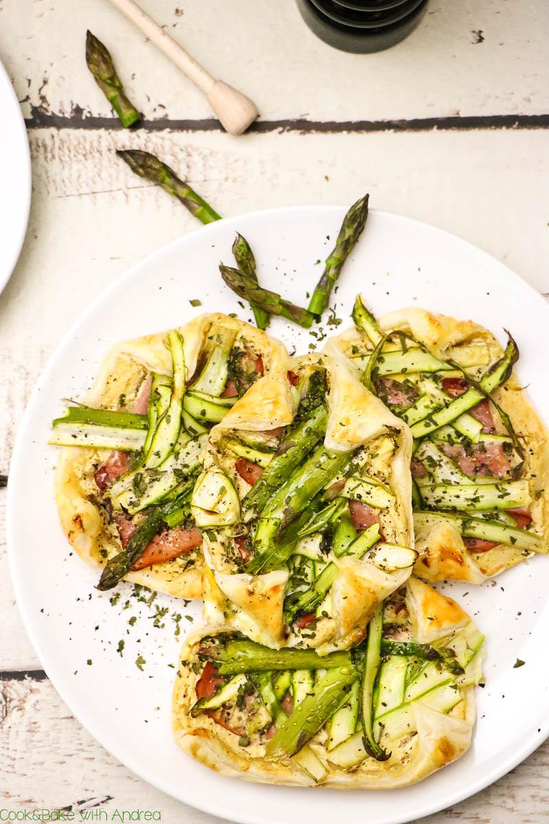 Rezeptbild: Spargeltartelettes aus Blätterteig mit Ziegenfrischkäse