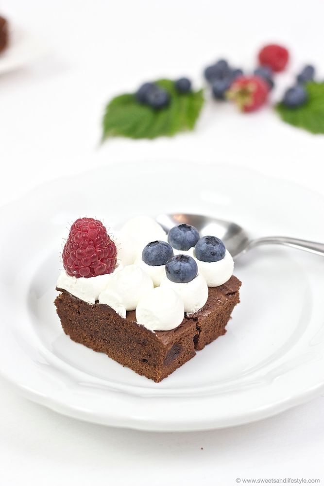 Rezeptbild: Schokobrownies mit Beeren