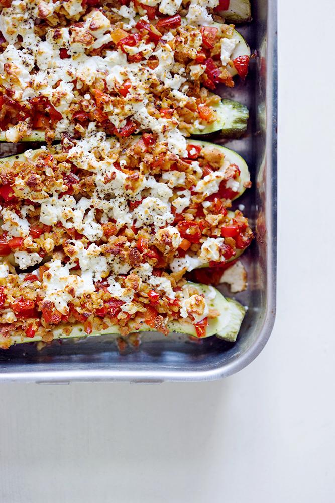 Rezeptbild: Gefüllte Zucchini mit Sojaschnetzeln, Tomaten, Paprika und Feta