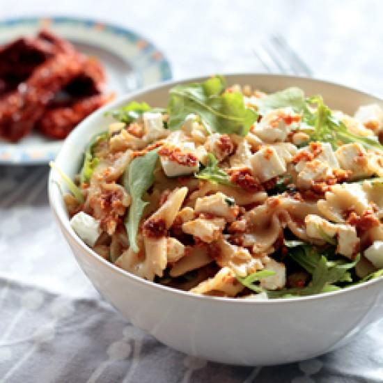 Rezeptbild: Pastasalat mit getrockneten Tomaten, Rucola und Feta