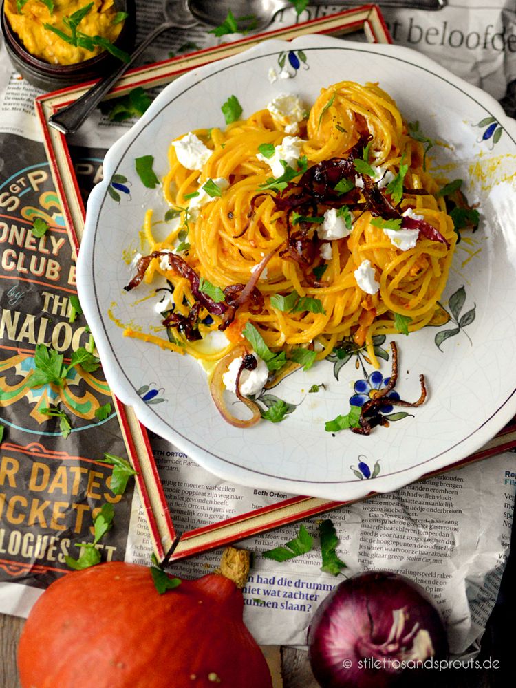 Rezeptbild: Kürbis-Pasta mit Crème fraîche, frittierten roten Zwiebeln und Ziegenfrischkäse