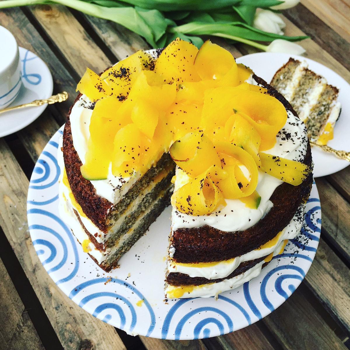 Rezeptbild: Karotten Mohn Torte mit Frischkäse Mango Creme