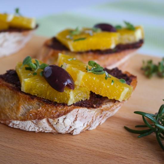 Rezeptbild: Crostini mit Orangen und Olivenpaste