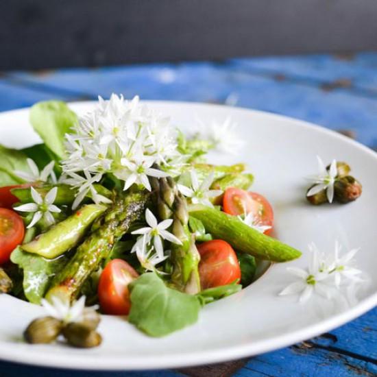 Rezeptbild: Aprilfrischer Salat mit Bärlauchblüten und Löwenzahnknospen