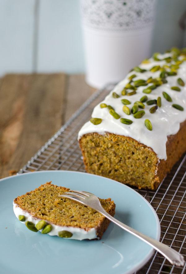 Rezeptbild: Karottenkuchen mit Frischkäseguss und Pistazien