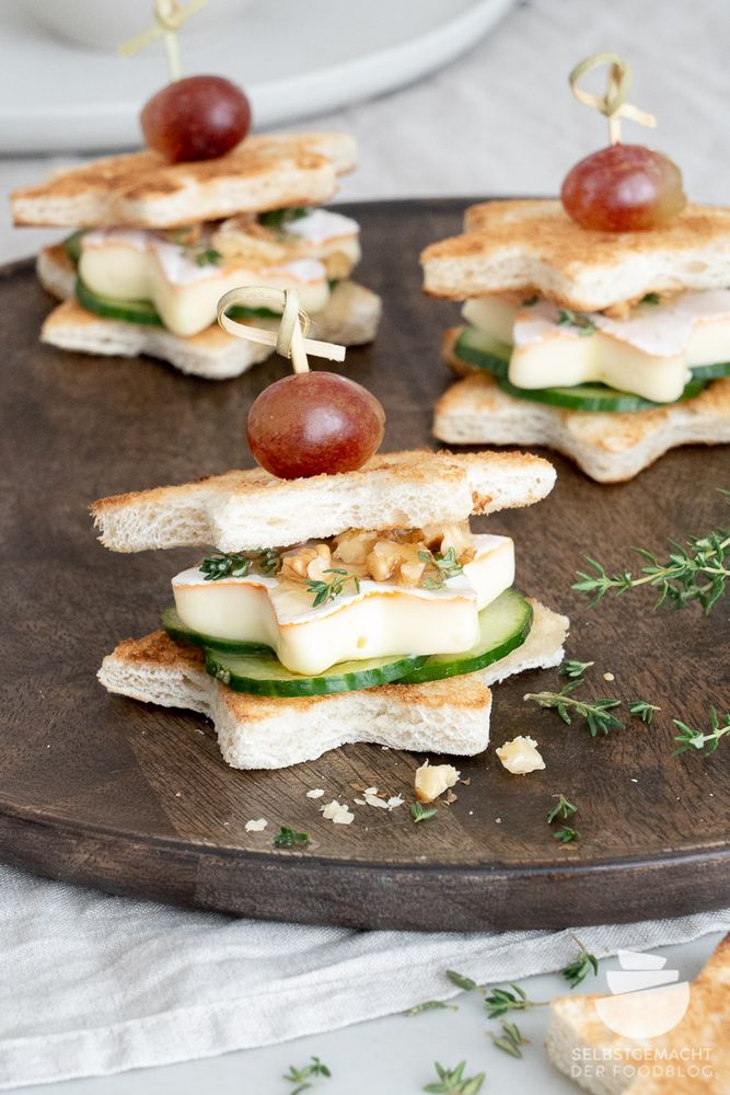 Rezeptbild: Toaststerne mit Camembert, Honig und Thymian als weihnachtliche Vorspeise
