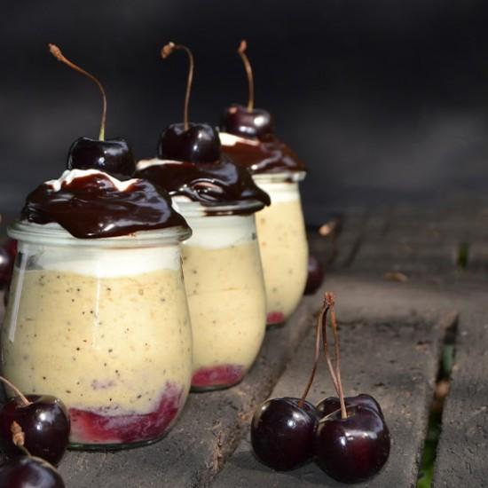 Rezeptbild: Wattleseed-Mousse mit Schoko-Kaffee Sauce und Kirschen