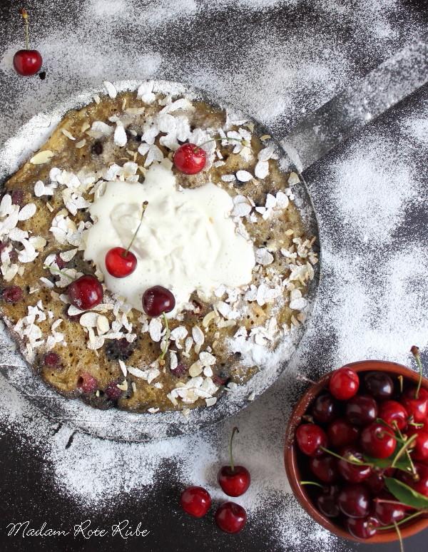 Rezeptbild: Amaretto-Kirsch-Clafoutis mit Vanillesahne