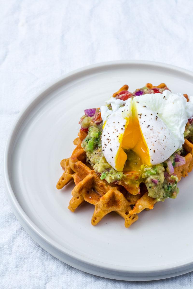 Rezeptbild: Cornbread Waffeln mit Käse, Guacamole und pochiertem Ei