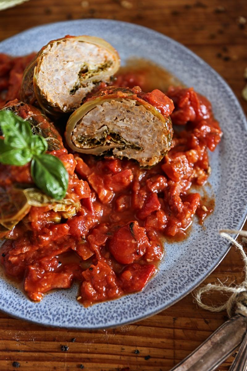 Rezeptbild: Wirsingrouladen mit pikanter Tomatensauce