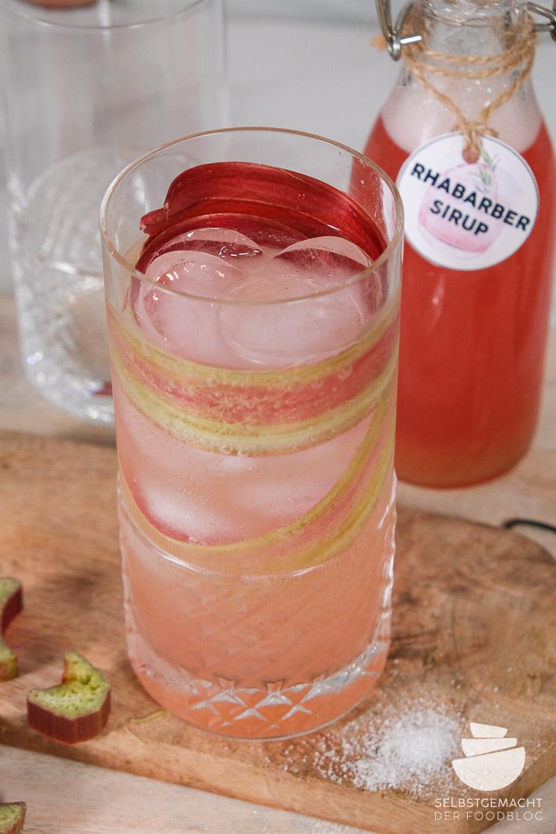 Rezeptbild: Fruchtiger Rhabarber Spritz (auch alkoholfrei)
