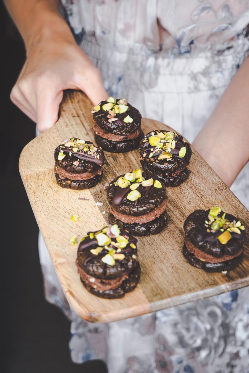 Rezeptbild: Roh-vegane Cookie Sandwiches mit Pistazien und Nougat