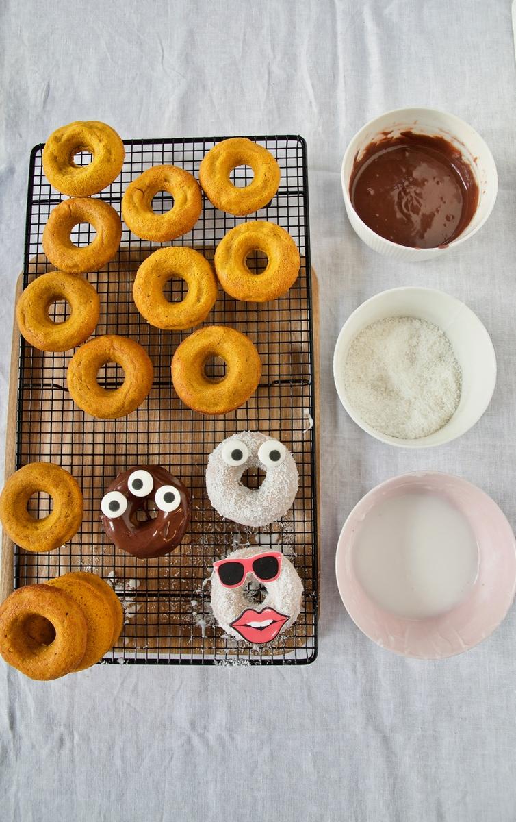 Rezeptbild: Kürbis-Donut Geister und Monster für Halloween