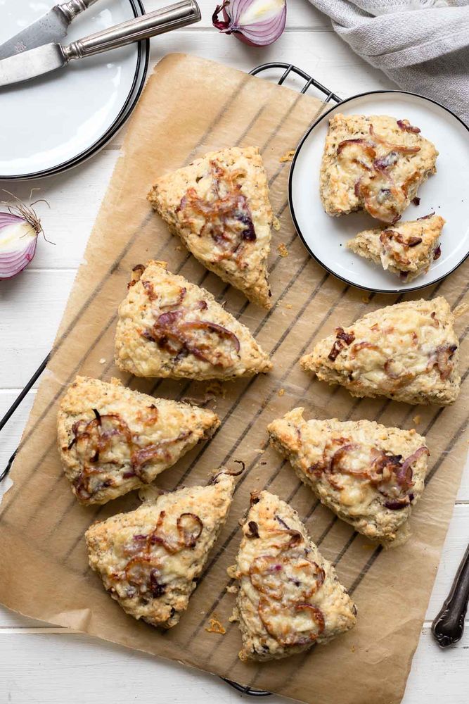 Rezeptbild: Dinkel Scones mit Cheddar & Zwiebeln