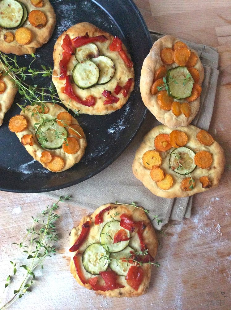 Rezeptbild: Schnelles, mediterranes Fladenbrot mit Gemüse und Knoblauchöl