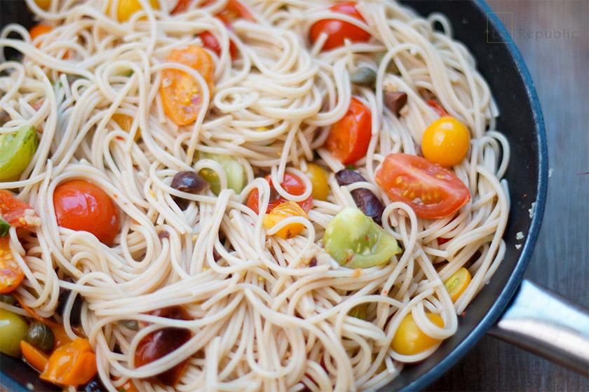 Rezeptbild: Pasta mit Heirloom Tomaten, Sardellen, Kapern und Oliven