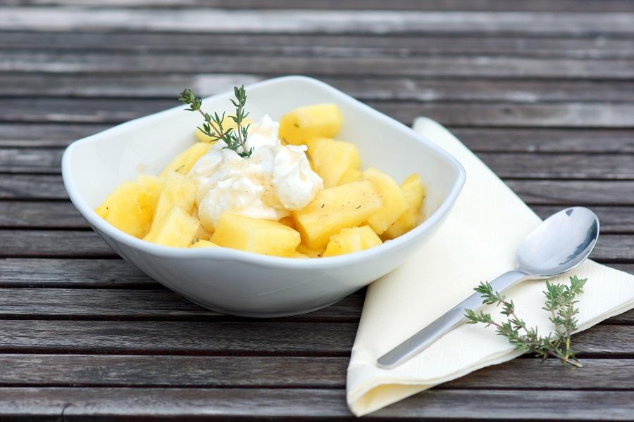 Rezeptbild: Ananas mit Ricotta und Thymianhonig