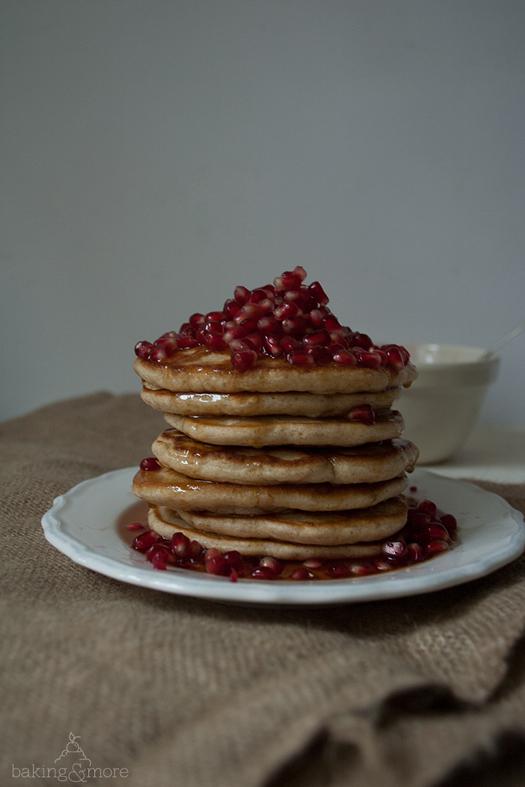 Rezeptbild: Apfel-Pancakes mit Granatapfel {Apple Pancakes with Pomegranate}