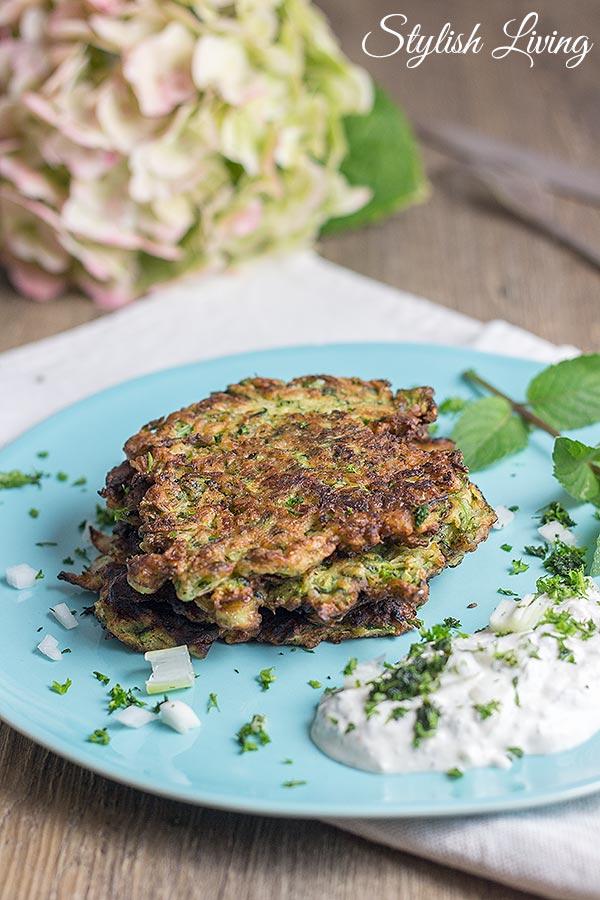 Rezeptbild: Zucchinipuffer mit Schafskäse-Joghurt-Dip