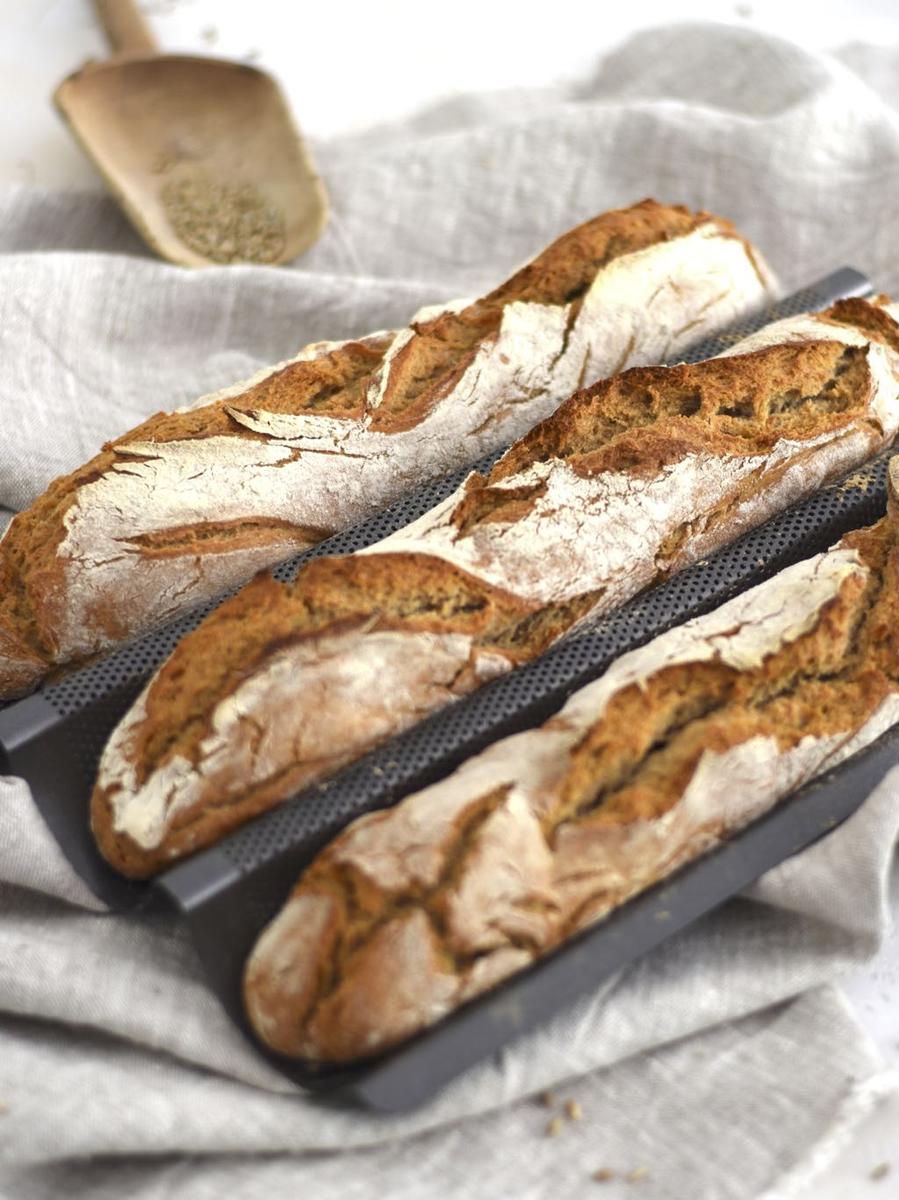 Rezeptbild: VOLLKORN-BAGUETTE MIT WEIZENSAUERTEIG & HEFE