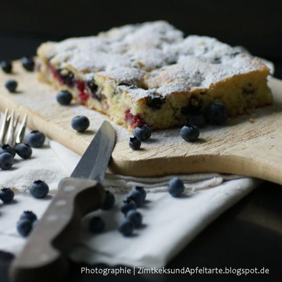 Rezeptbild: Kokos-Limetten-Beerenkuchen