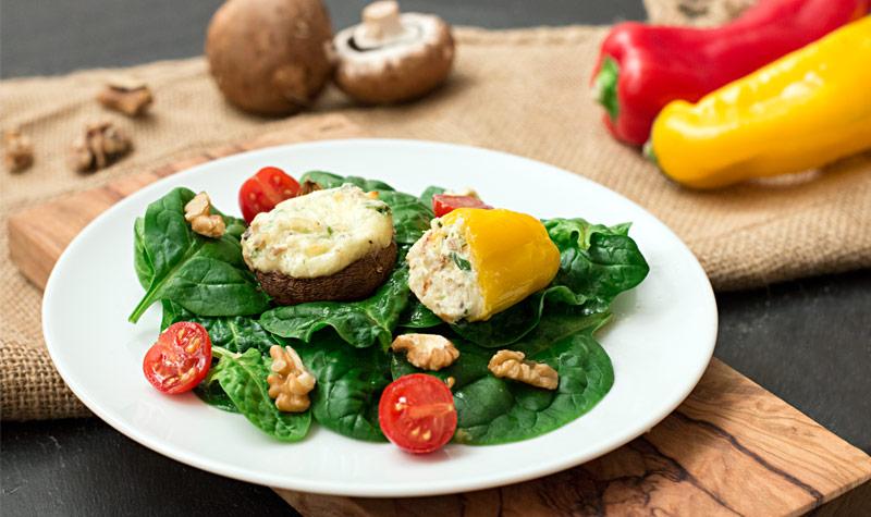 Rezeptbild: Gefülltes Gemüse auf Spinat-Walnuss-Salat